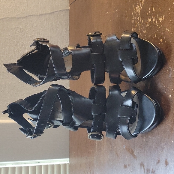 Delicious brand, 9.5 size, black, strapy high heel shoe - Picture 2 of 5